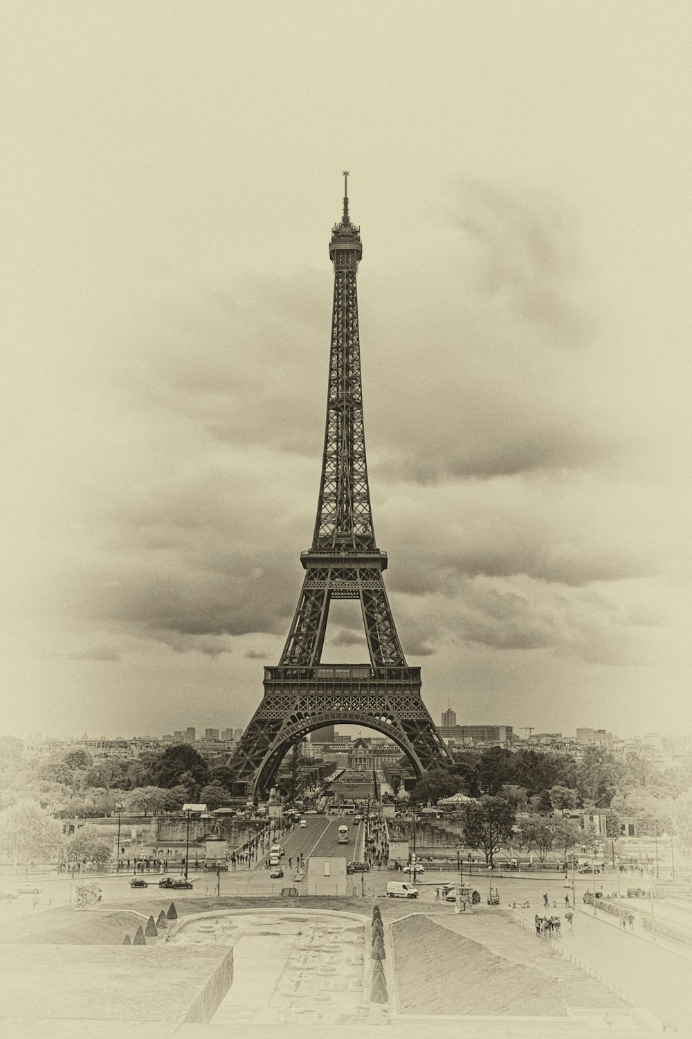 Muy transitada carretera que muestra la Torre Eiffel, París, Francia