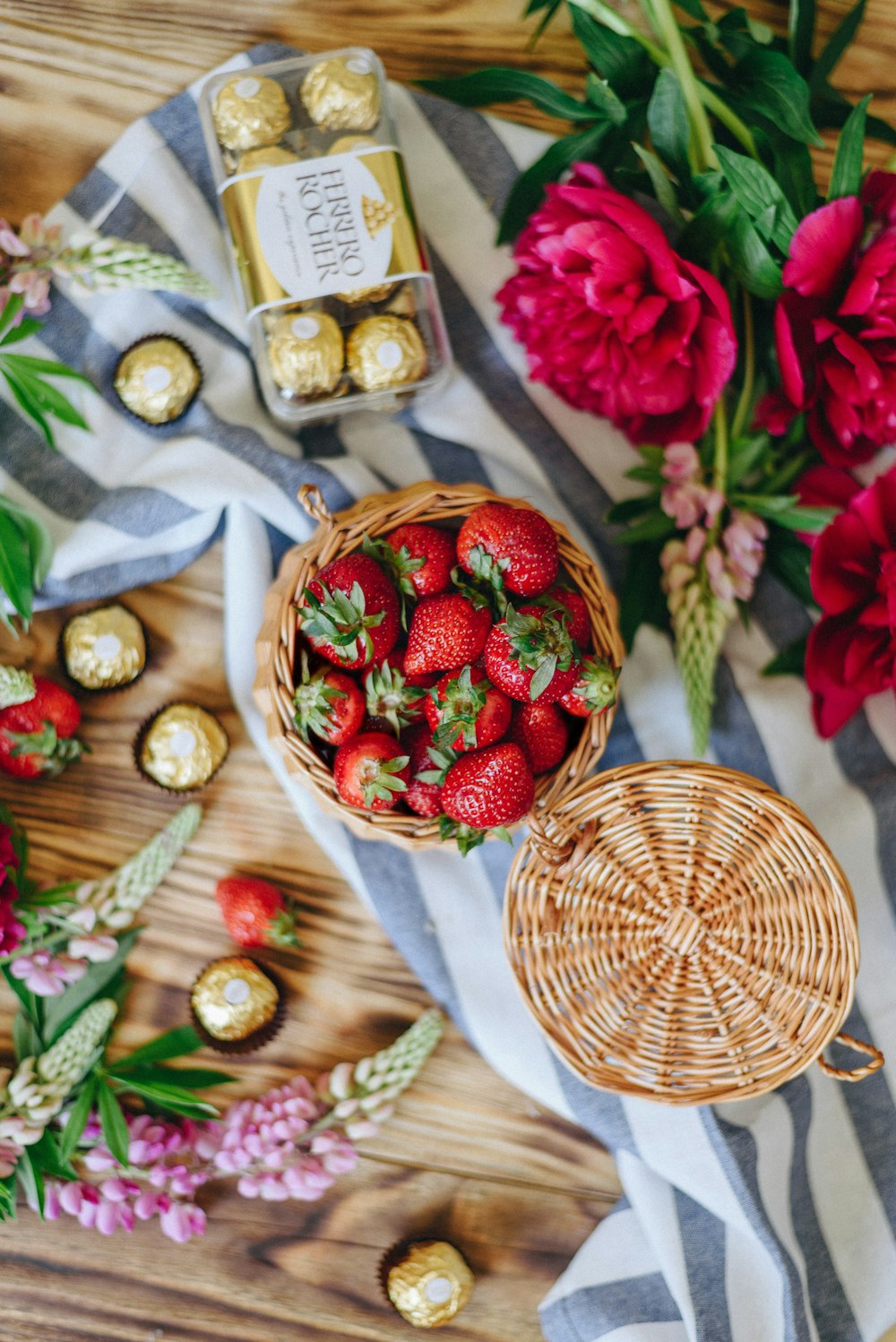 Fotografia piatta di fragole e cioccolatini