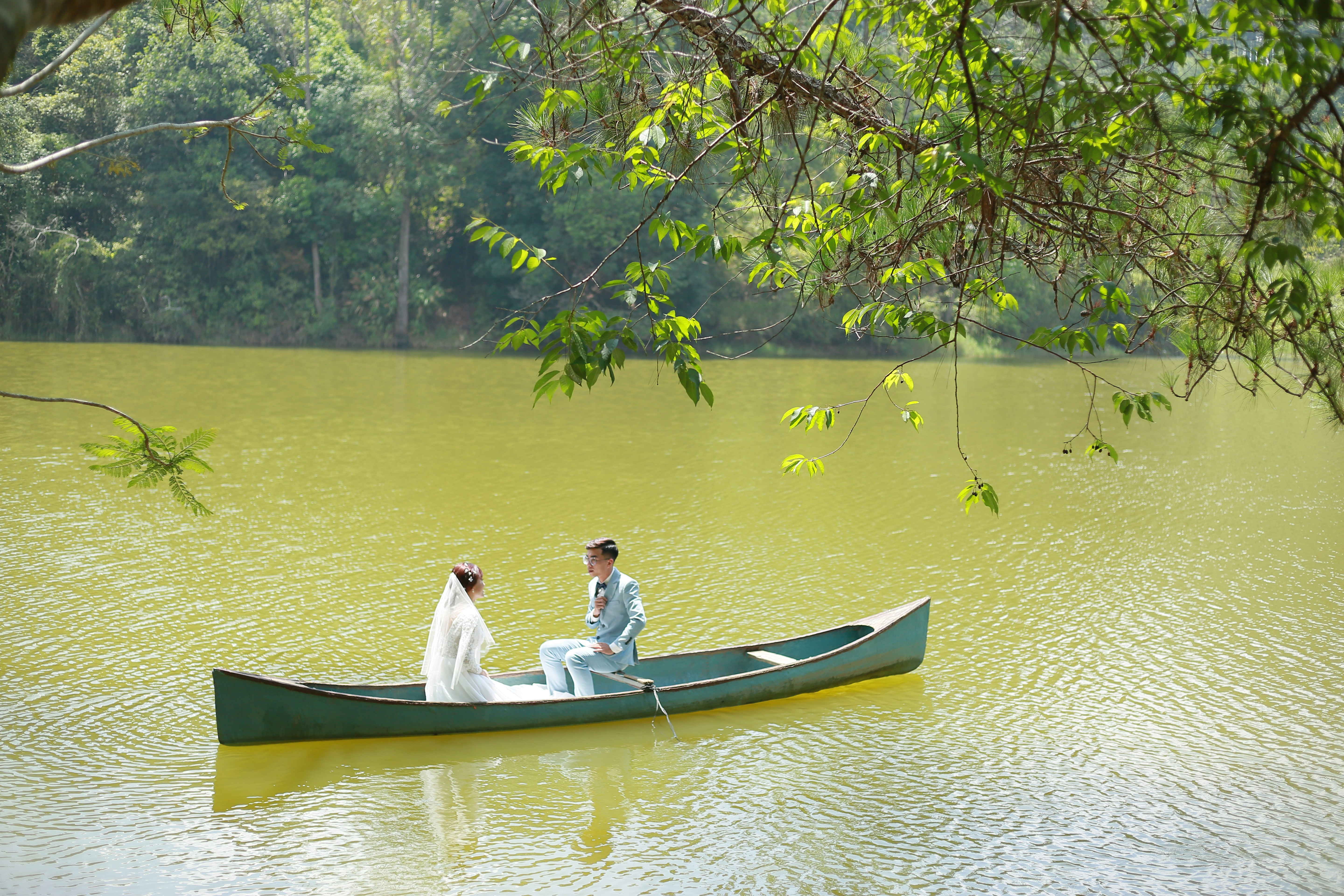 Hochzeitspaar auf Kanu