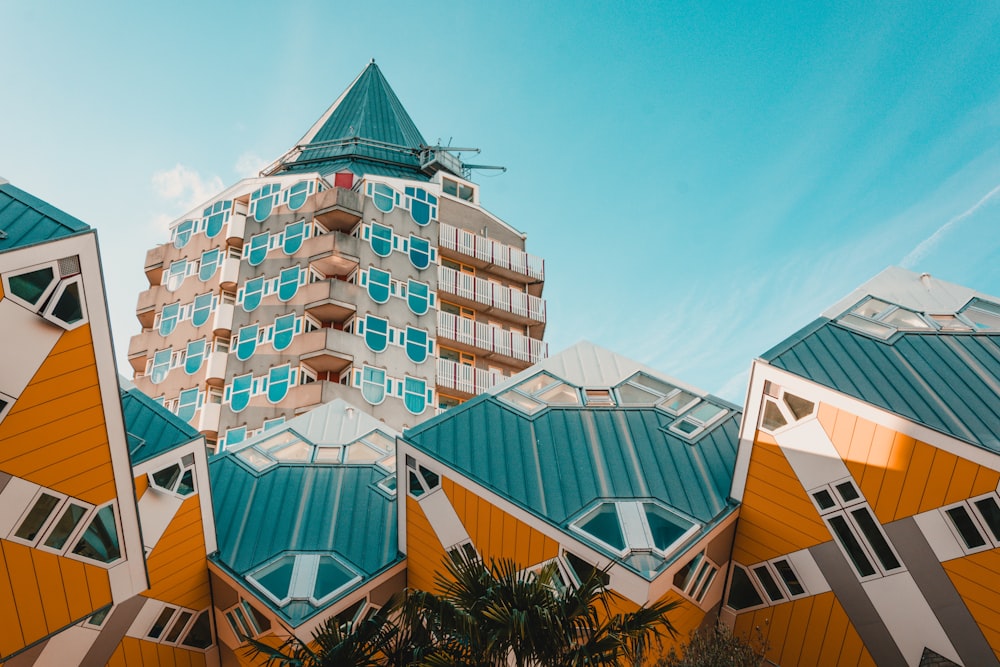 fotografia ad angolo basso di un edificio in cemento bianco, blu e giallo