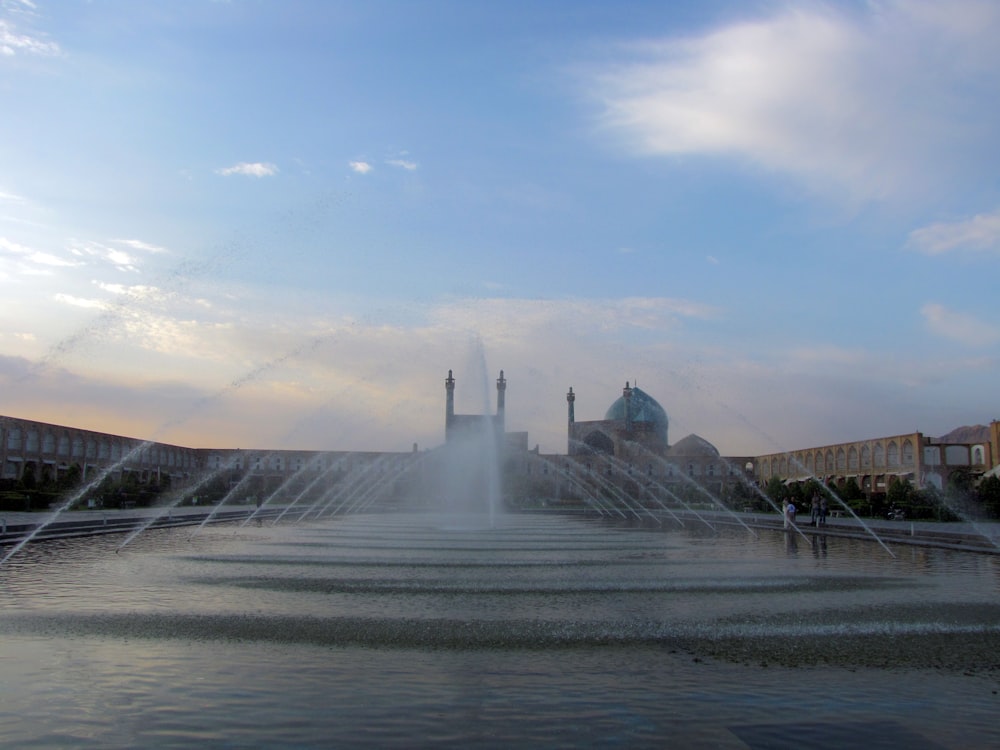 fontaine sous ciel blanc et bleu