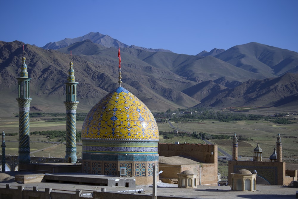 Fermer la photo de la mosquée près de la montagne