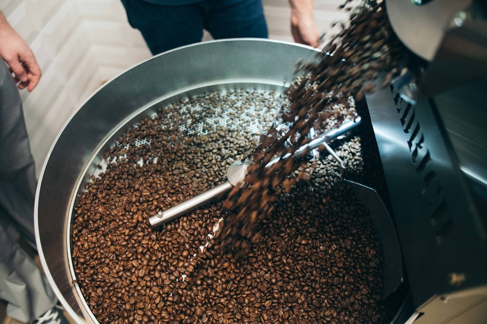 derramando grãos de café na tigela