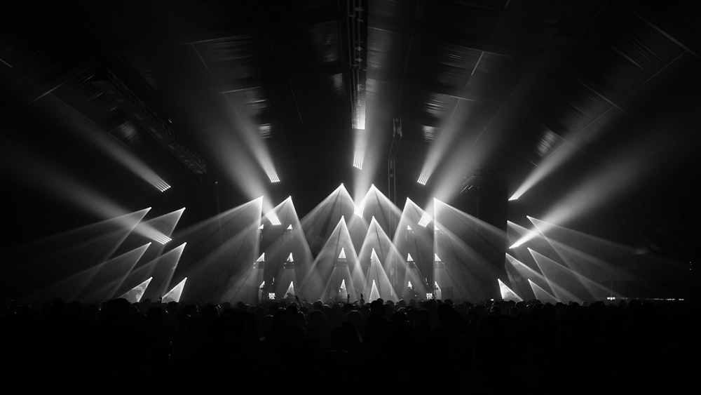 fotografia in scala di grigi del palco con le luci