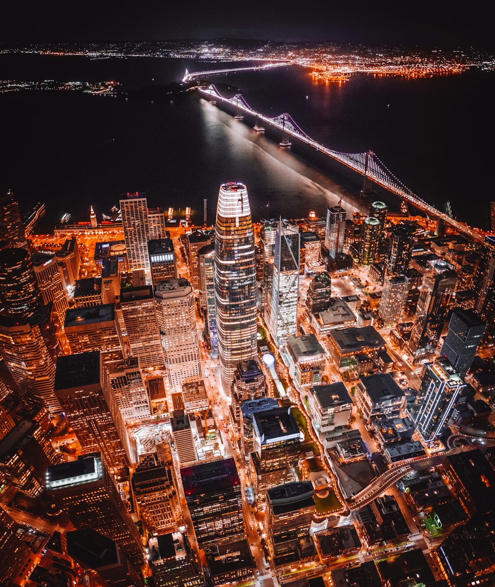 Fotografía aérea de edificios urbanos iluminados