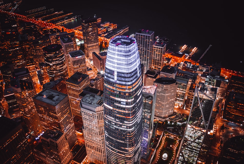 Vista aérea da cidade durante a noite