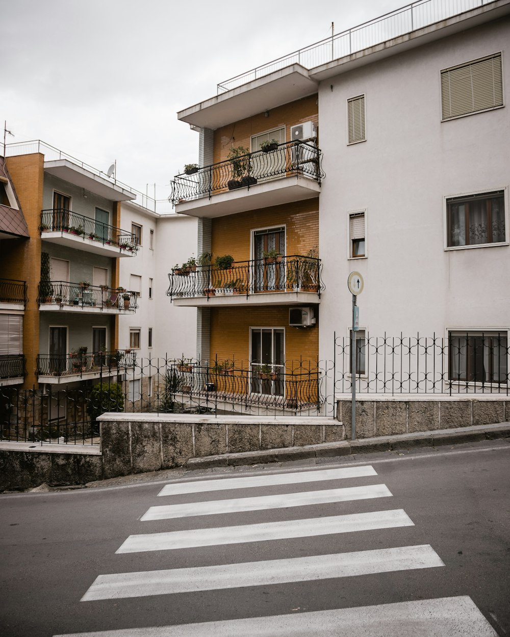 道路脇の茶色の3階建ての家