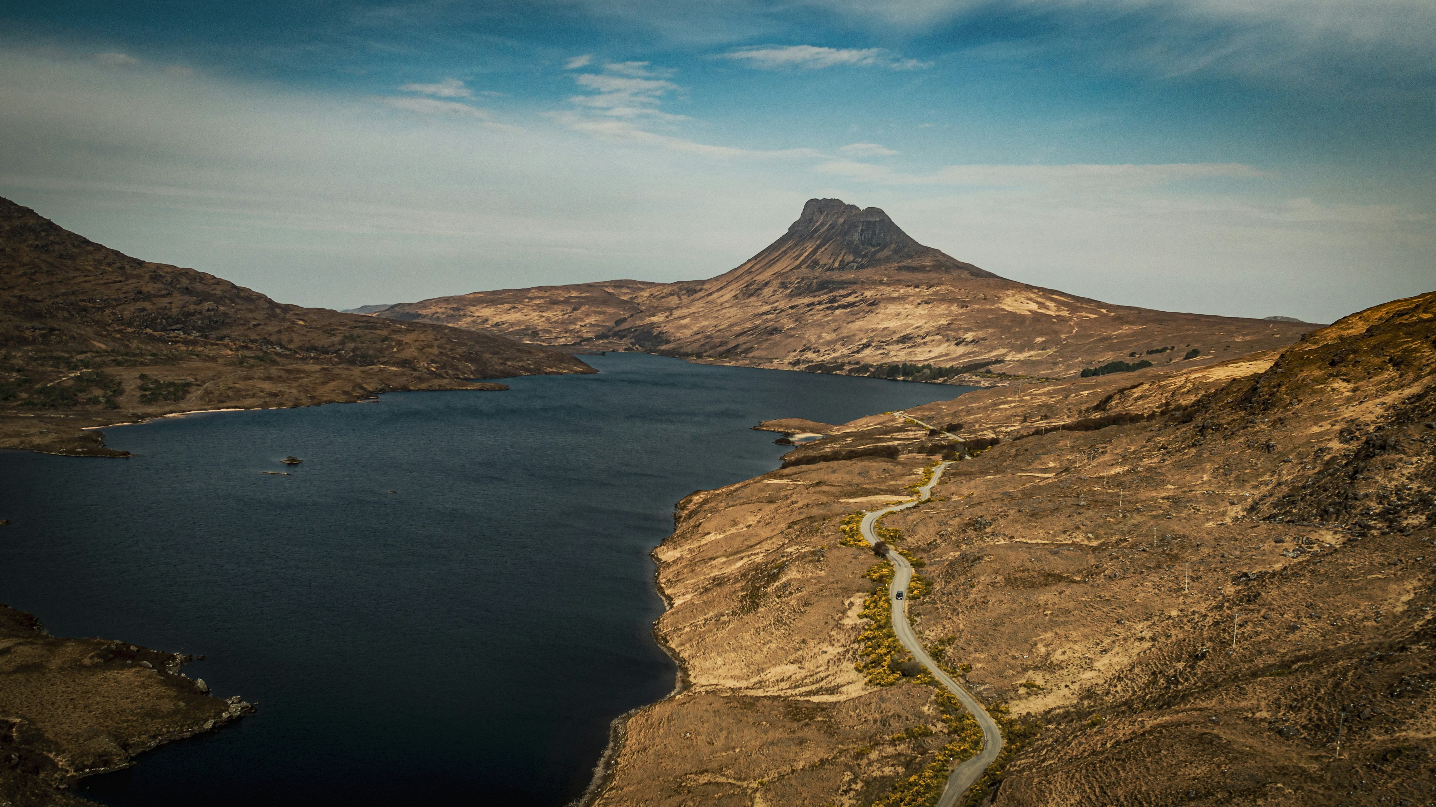 Cuerpo de agua rodeado de montañas
