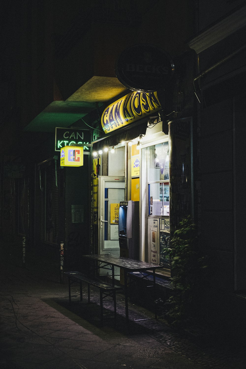 夜間の灰色と緑のコンクリート店