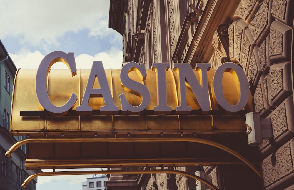 foto de foco raso da sinalização do Casino