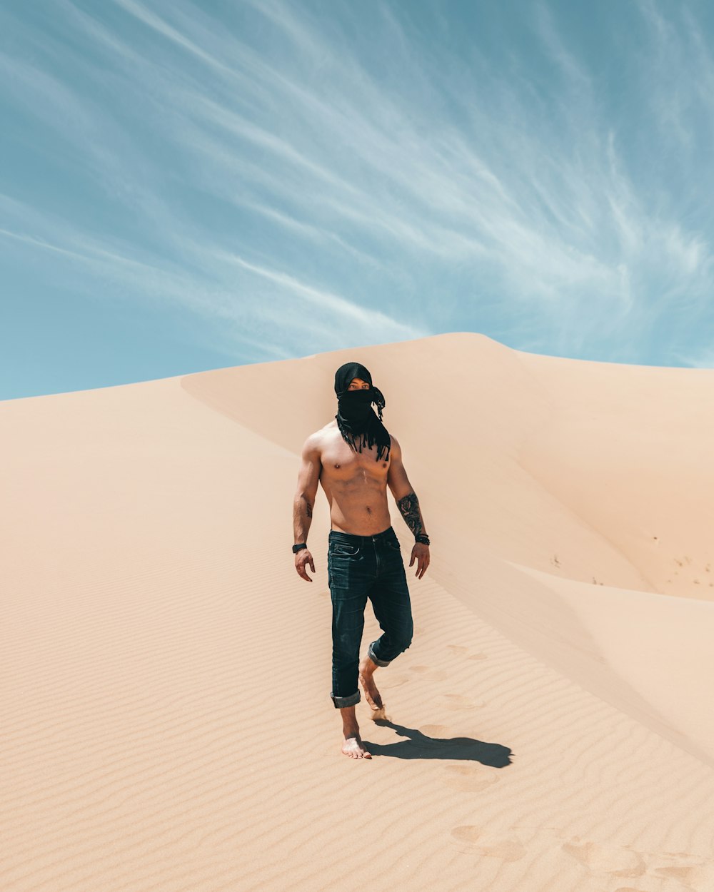 uomo in piedi sulla sabbia