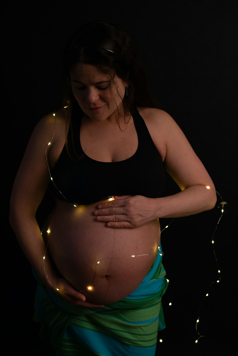 Schwangere Frau macht Schwangerschaftsshooting