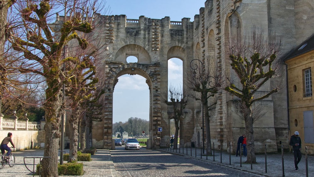 Bâtiment en béton entouré d’arbres