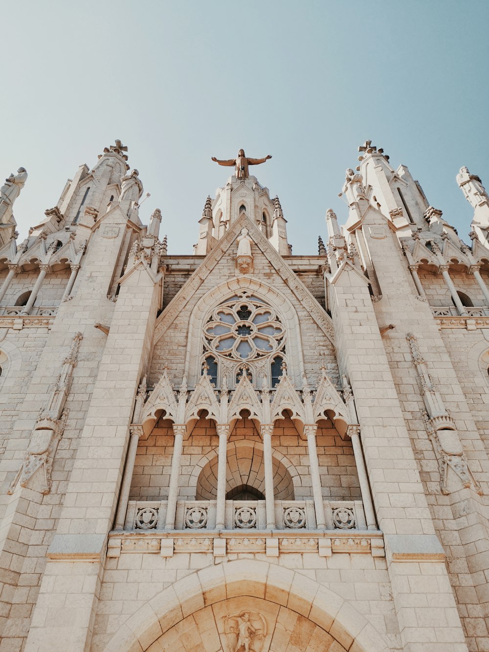 Kathedrale aus weißem Beton bei Tag