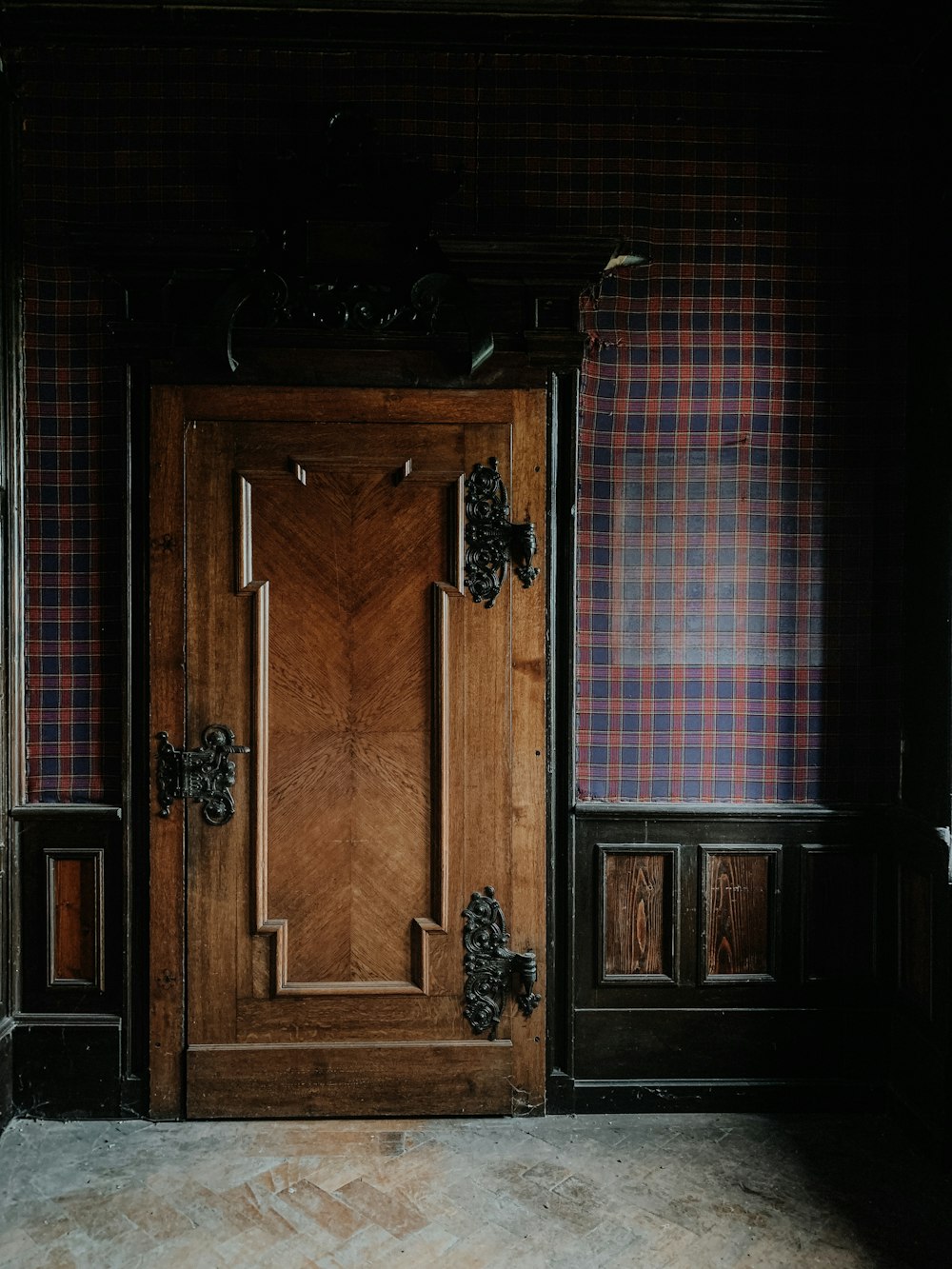 porta in legno marrone chiusa