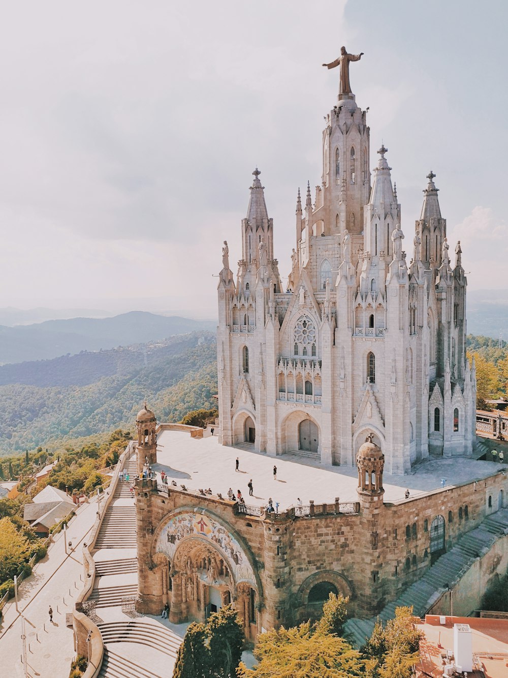 pessoas caminhando perto da igreja durante o dia