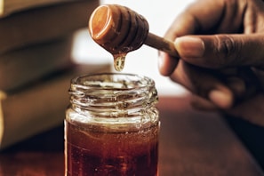 Honiglöffel mit Honigglas