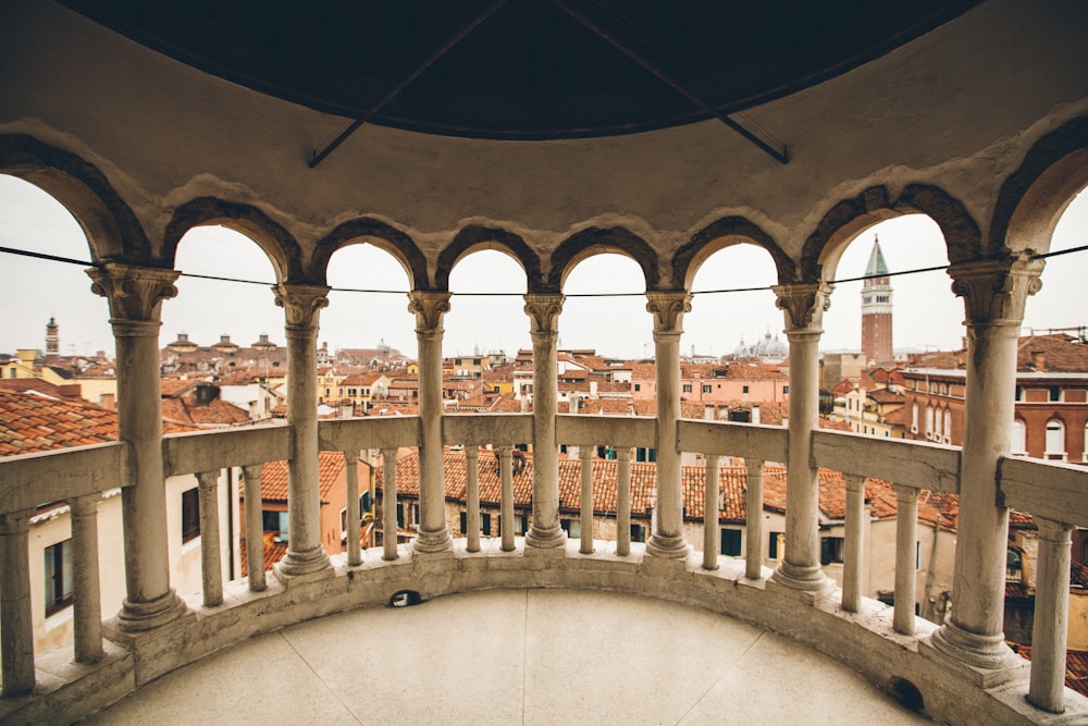 balcone in cemento vicino agli edifici