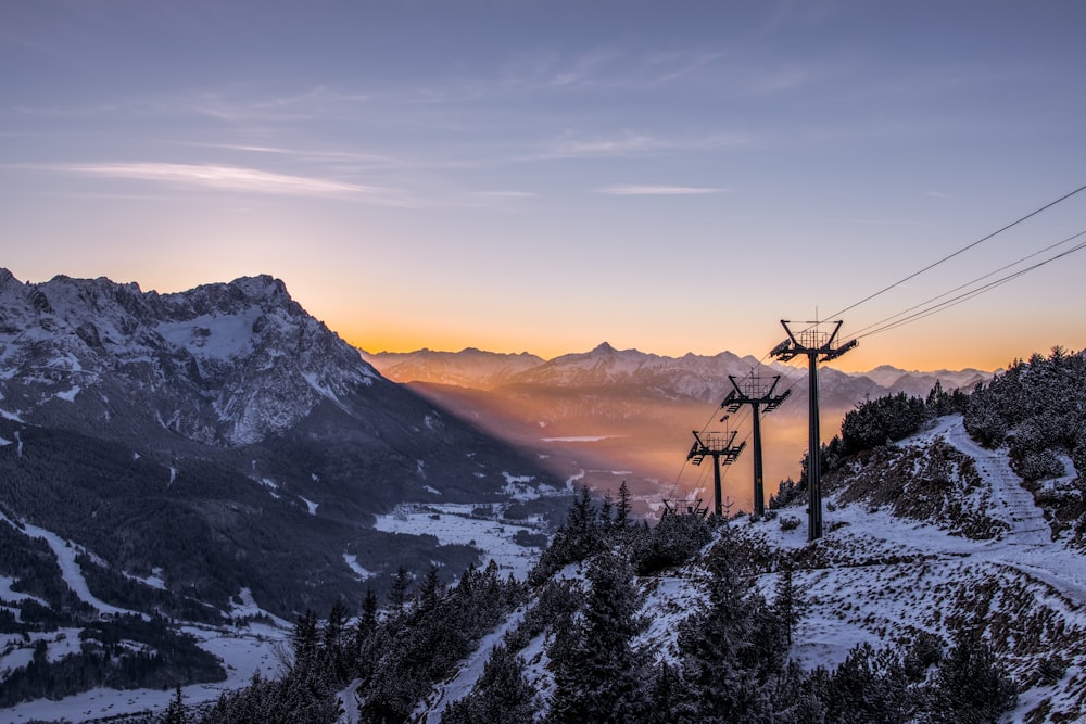 Tagsüber schneebedeckter Rocky Mountain