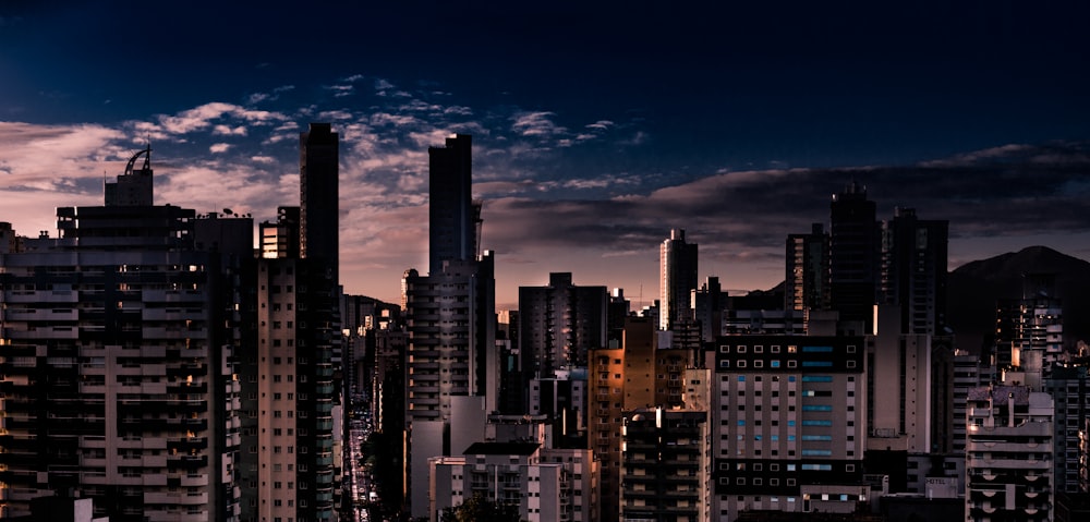 Photo de construction de ville à travers les nuages