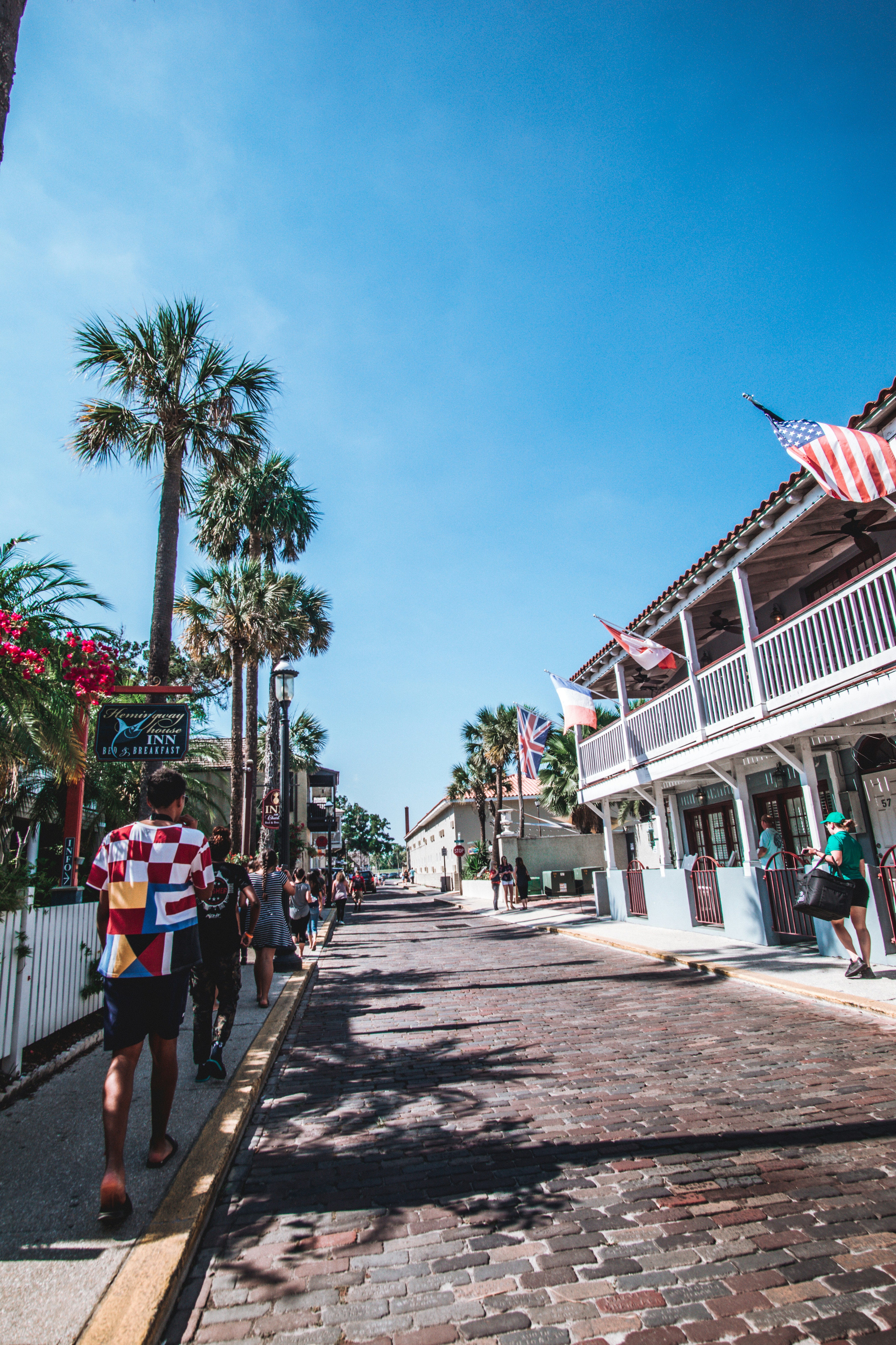 Menschen, die neben der Straße gehen