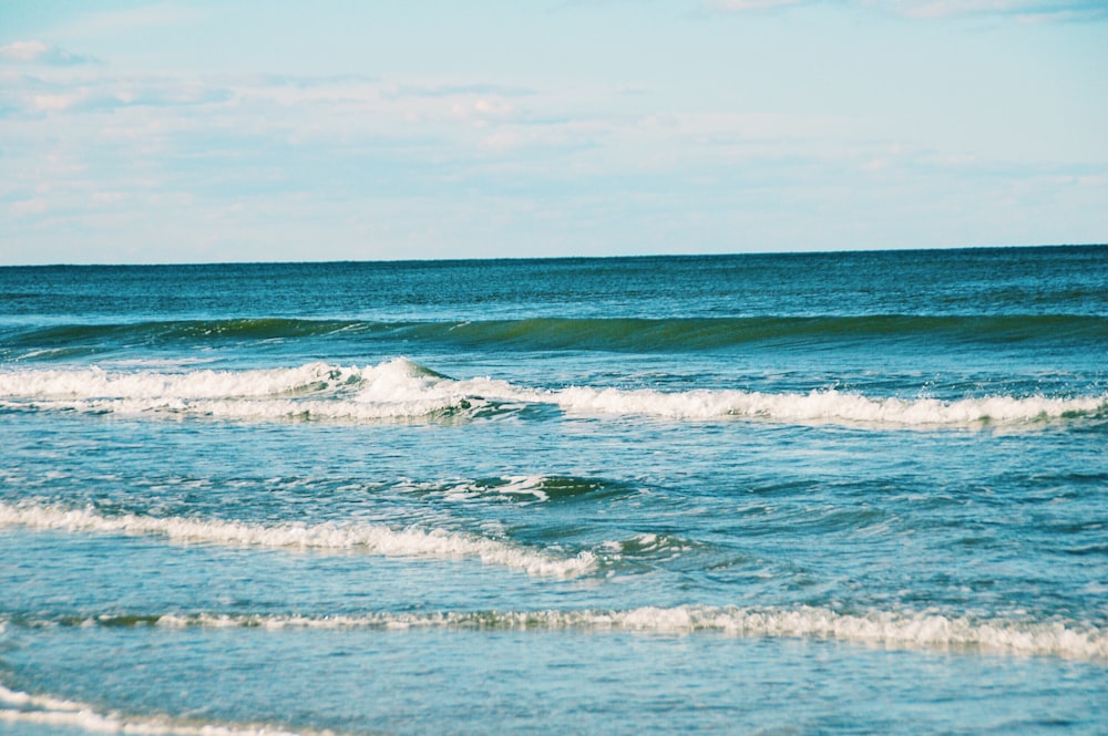 sea waves during daytime