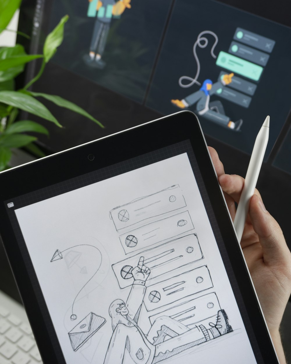 Person zeichnet Skizze auf Tablet