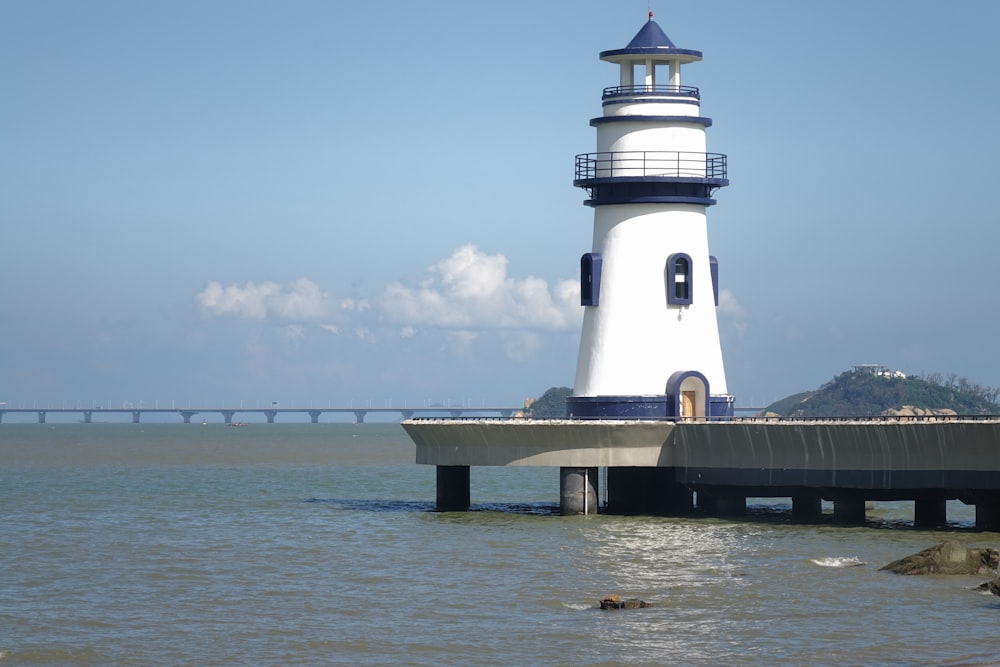 Phare sur le quai pendant la journée