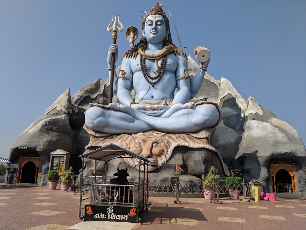 Estatua de Buda de hormigón gris durante el día