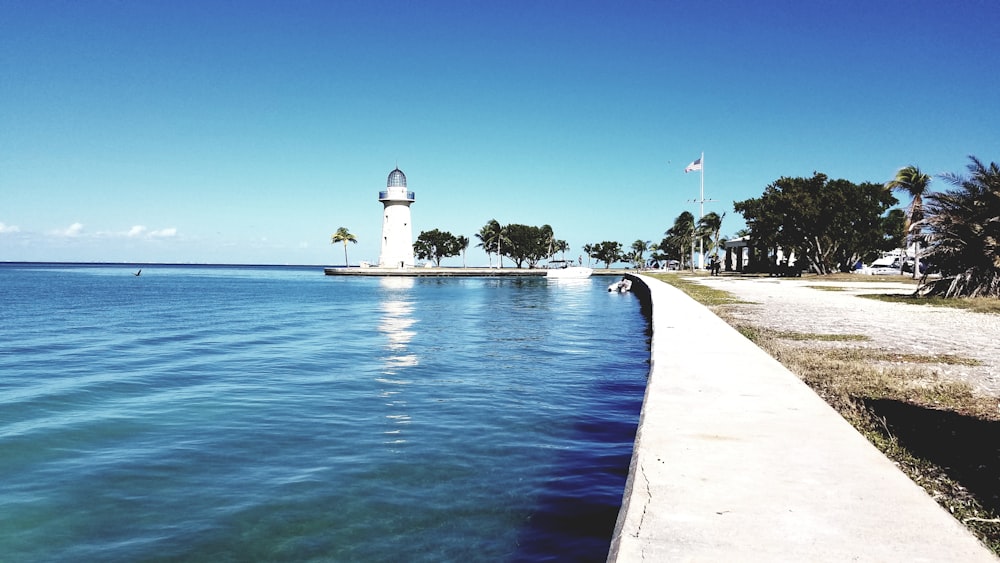 Plan d’eau calme pendant la journée