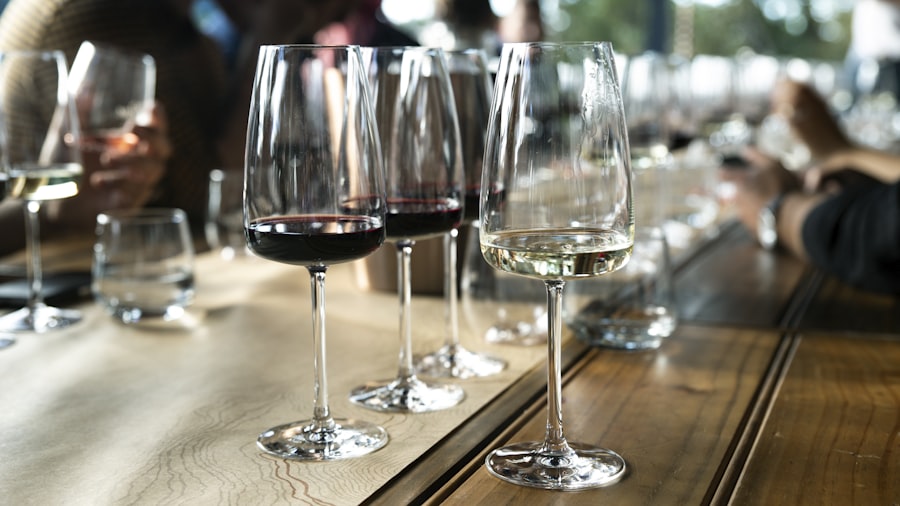 Grandes copas de vino tinto alineadas en una mesa de madera