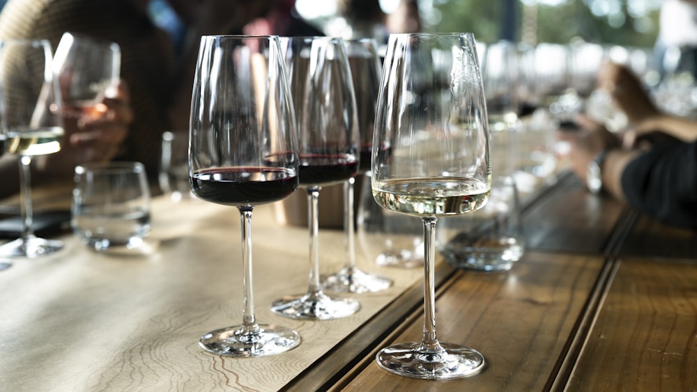 verres à vin transparents à long pied sur la table