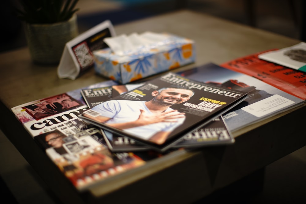 Revista de emprendedores encima de revistas en la mesa