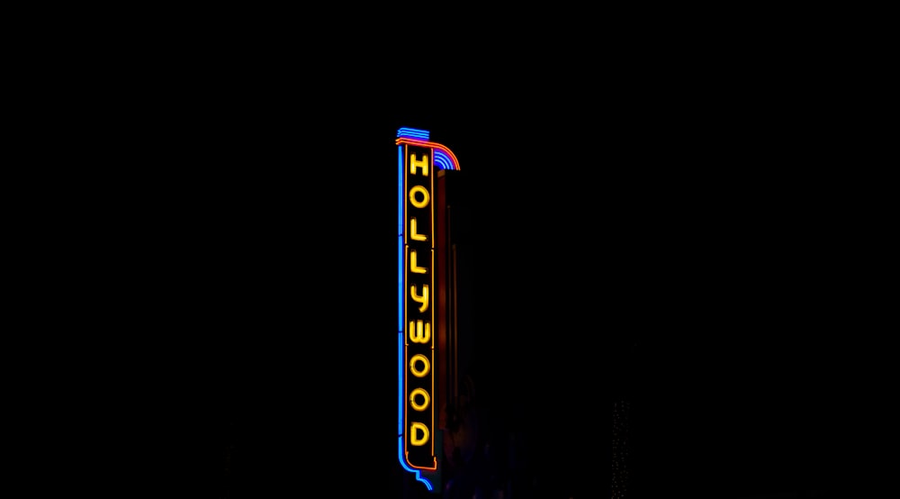 Insegne al neon di Hollywood di notte