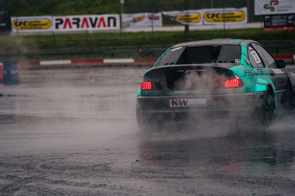 Carro de corrida verde e preto na pista