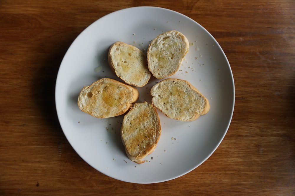 five sliced breads on round plate