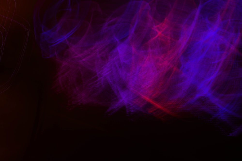 Un'immagine sfocata di luci viola e rosse