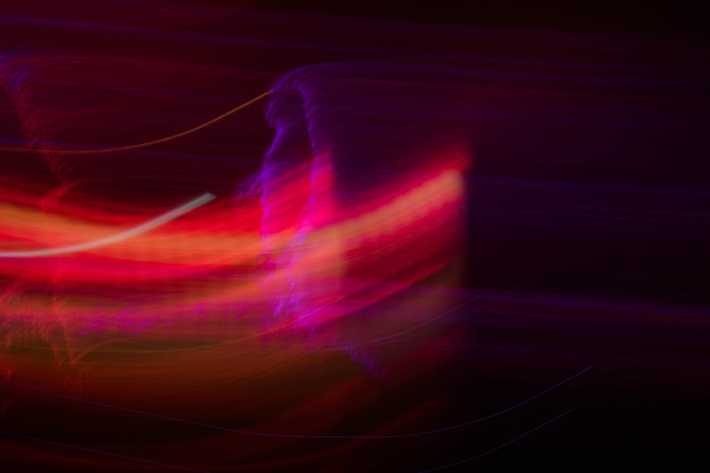 Una foto sfocata di una luce rossa e viola