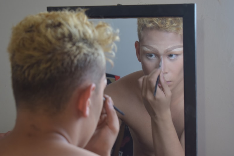 Aplicando maquillaje con confianza