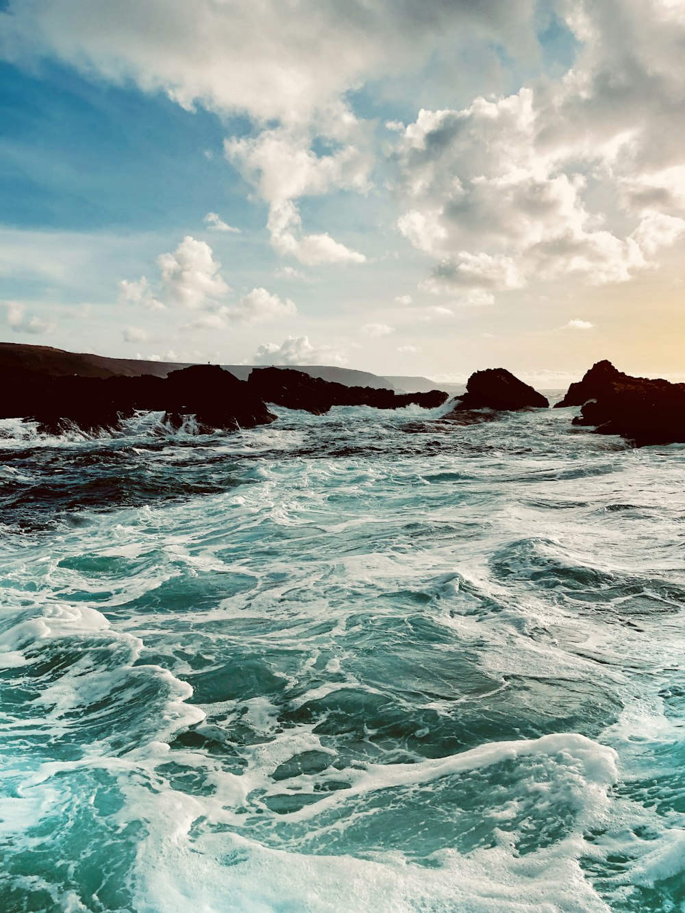 Cuerpo de agua bajo el cielo blanco