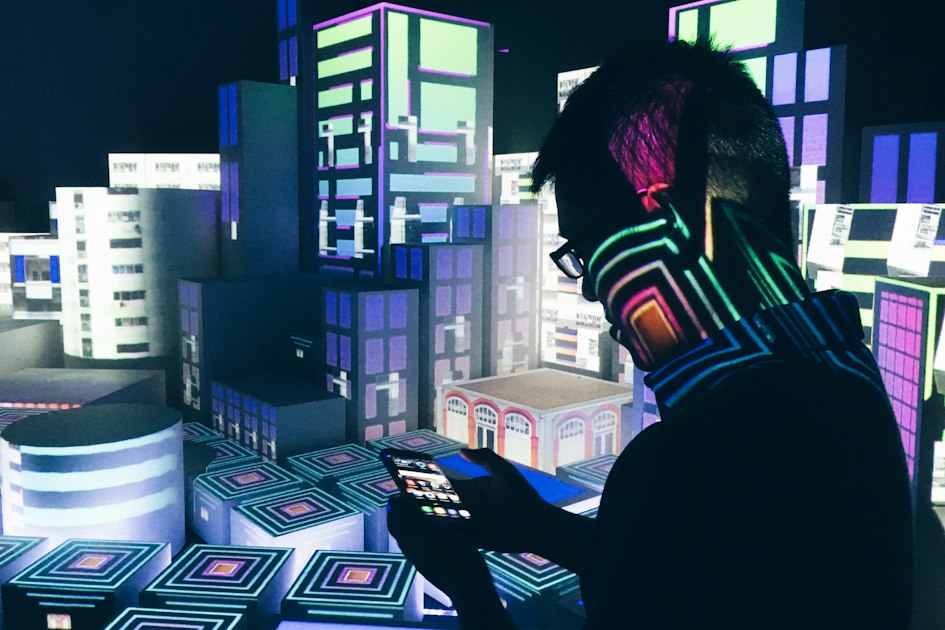 Wearable AI Guides Changing City Exploration