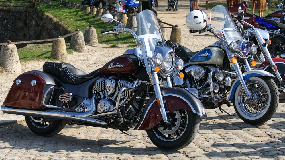 Motocicleta de turismo marrón y negro