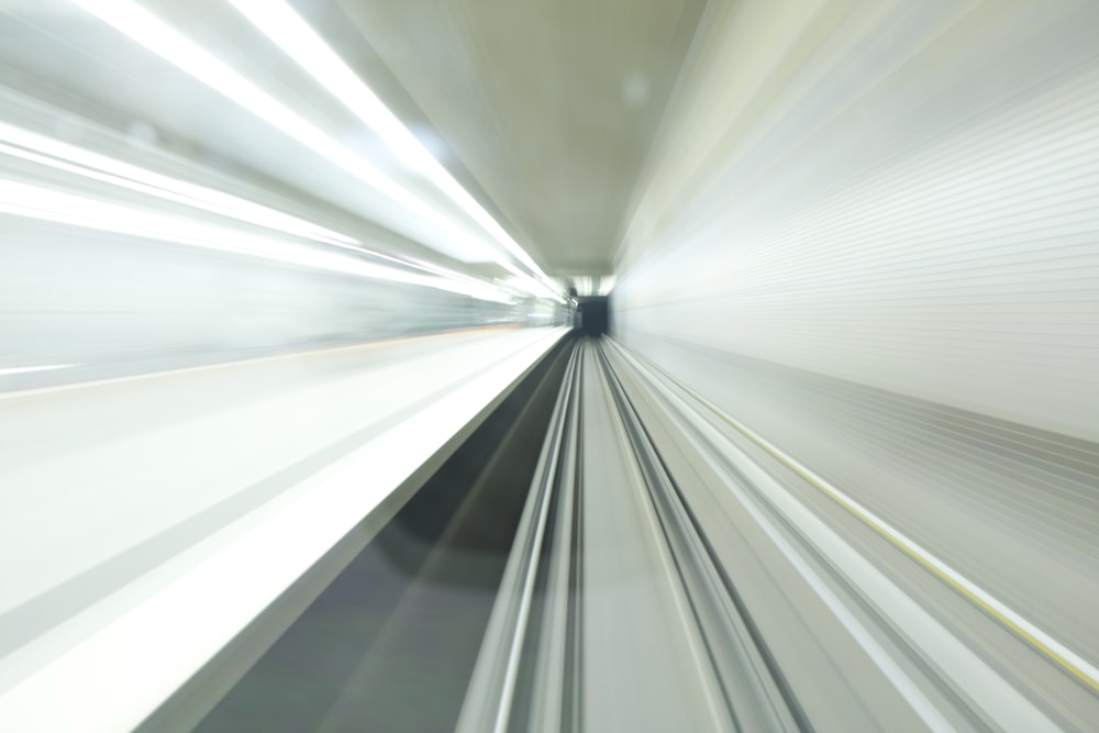 Una foto borrosa de un tren pasando por un túnel