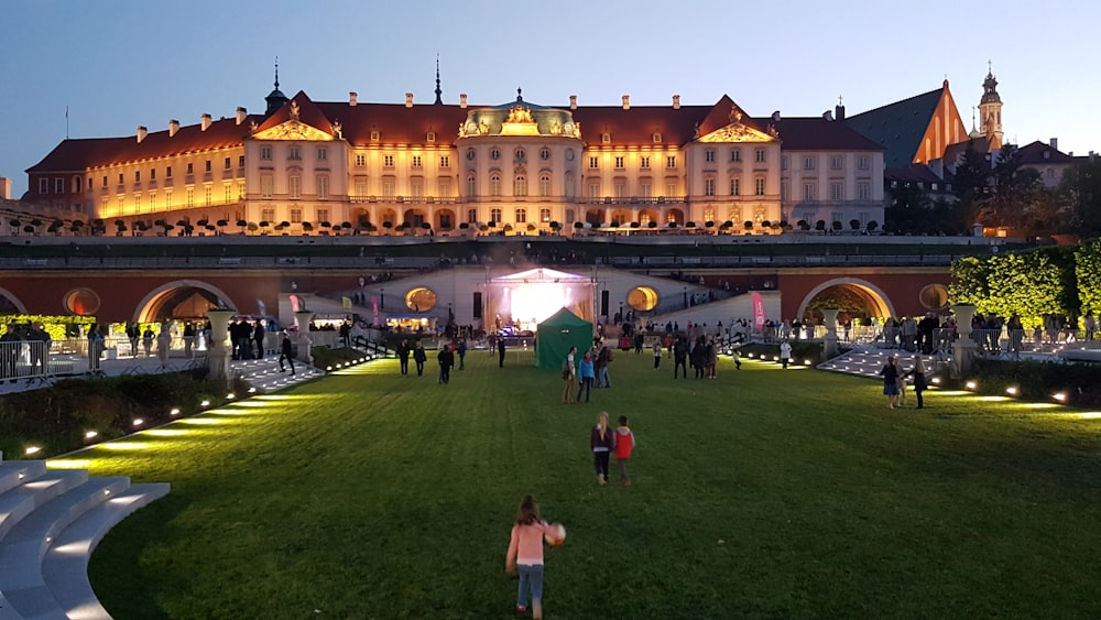 Le persone verso l'edilizia bianca