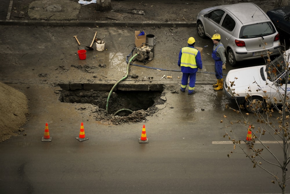 persone che riparano la strada