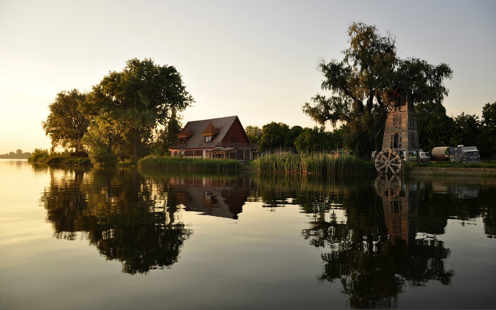 Haus in der Nähe eines Gewässers während der goldenen Stunde