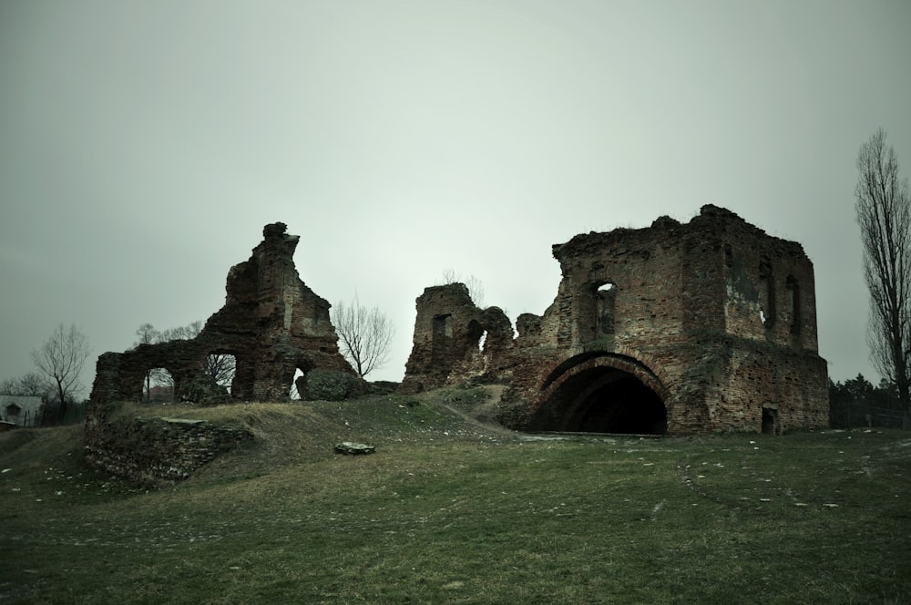 destroyed brown and gray concrete house