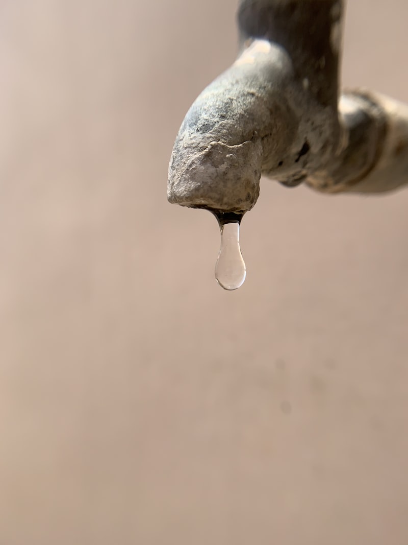 Waterdruppel op een glad oppervlak