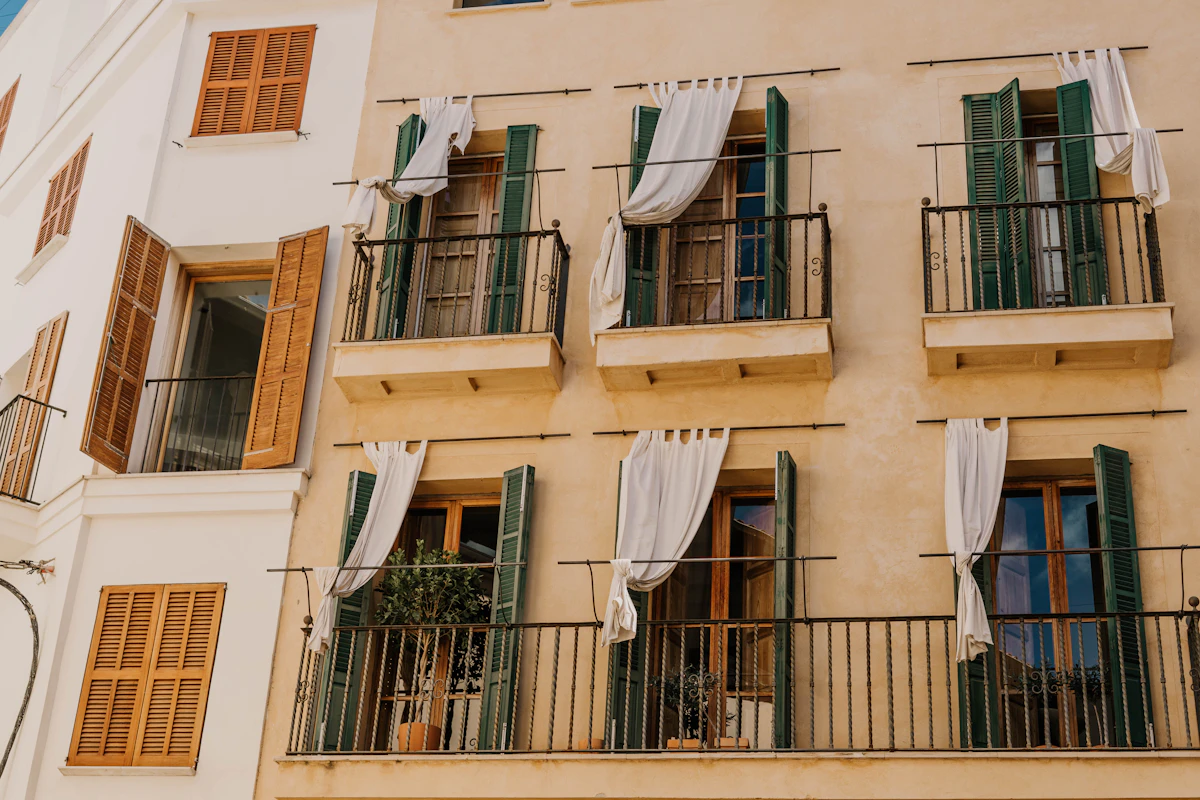 Maison avec volets et ouvrants