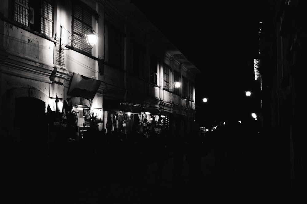 Una foto en blanco y negro de un edificio por la noche